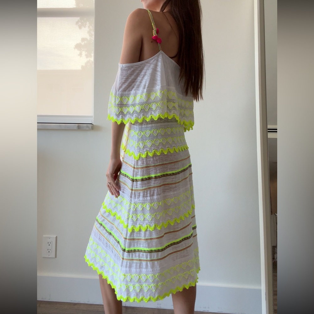 Adjustable white dress with colorful patterns